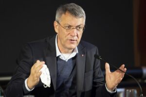 ROMA (ITALPRESS) - "Entro l'estate i lavoratori vanno vaccinati, non licenziati. È un errore da...