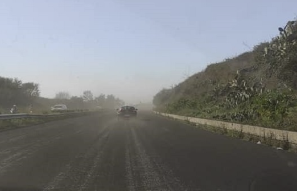 Cenere lavica sulla A18, sospeso pedaggio a Giarre e Fiumefreddo