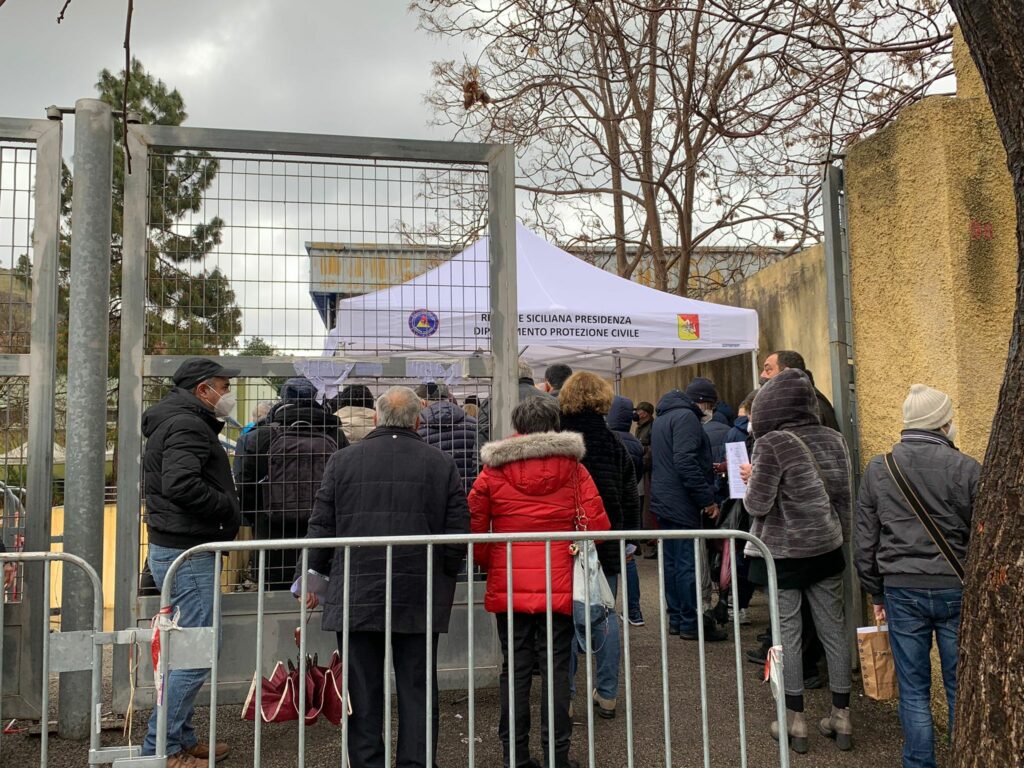 Vaccini, si riduce la fila alla Fiera: montati gazebo per l’attesa