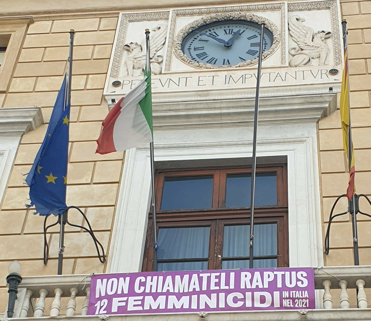 Banner contro il femminicidio esposto a Palazzo delle Aquile