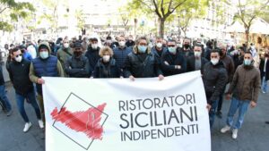 Dopo Palermo anche Catania. Una folla di oltre cinquecento persone ha manifestato stamattina in...