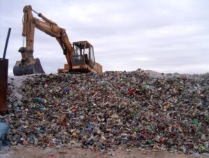 Gli amministratori della discarica gestita dalla Sicula Trasporti a Lentini in contrada Grotte San...