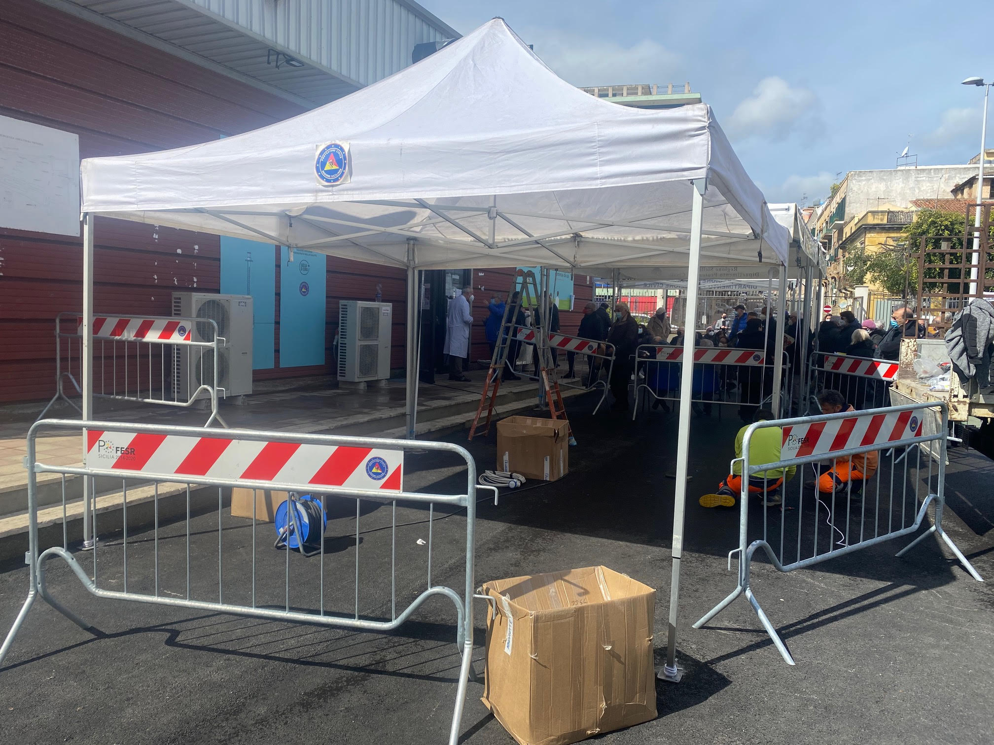 Vaccini Messina, risolte 600 anomalie: gazebo per l’attesa