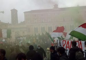 ROMA (ITALPRESS) - Tensione a Roma, in piazza San Silvestro, dove si è svolta la manifestazione non...