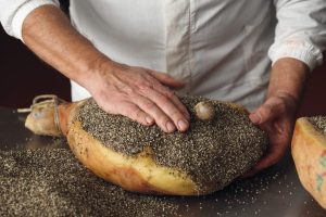 FIRENZE (ITALPRESS) - Cala la produzione di Prosciutto Toscano DOP: secondo i dati forniti dall'ente...