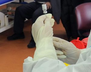 ROMA (ITALPRESS) - Inizierà oggi la consegna alle Regioni di oltre 1,5 milioni di dosi di vaccino...