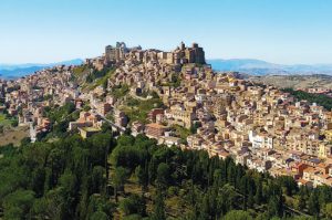 Il presidente della Regione Nello Musumeci ha istituito due nuove “zone rosse” a Fiumedinisi, in...