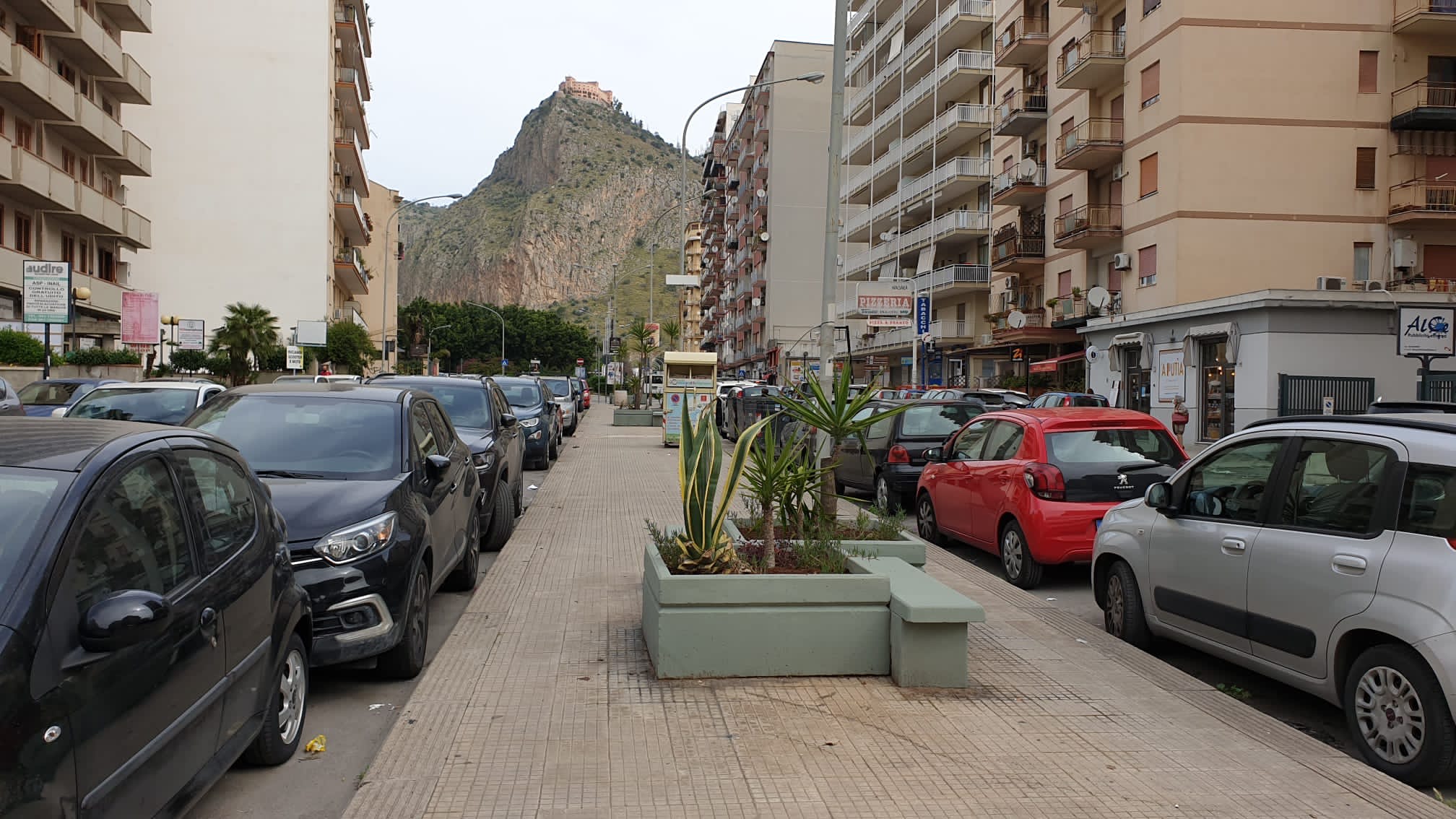 Ripristinate panchine e fioriere nello spartitraffico di via Montepellegrino