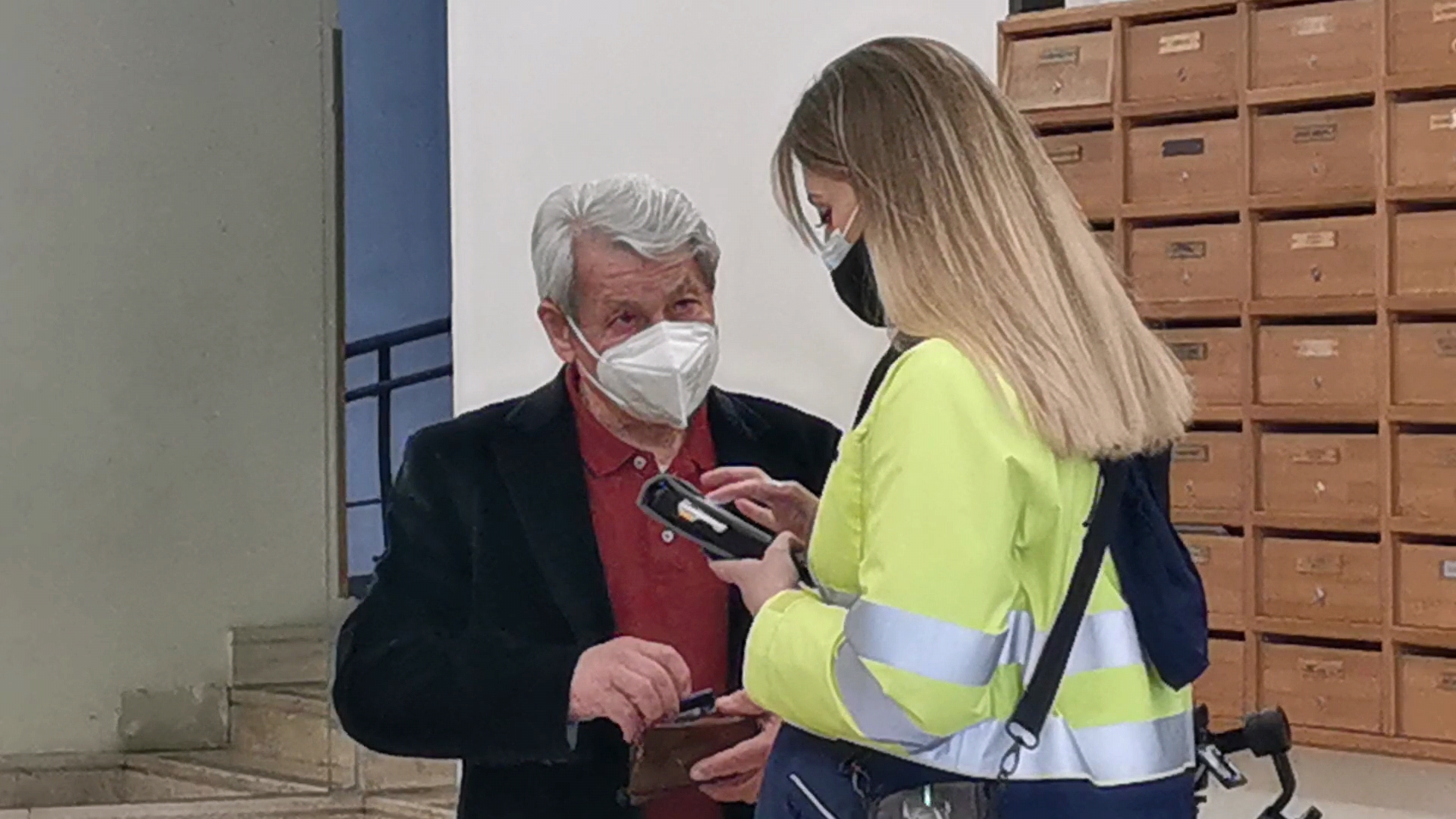 Appello di Poste Italiane: “Nonni, prenotate il vaccino con il vostro postino”