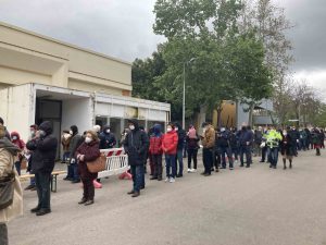 Buona affluenza nel primo giorno del weekend di porte aperte AstraZeneca alla Fiera del Mediterraneo...