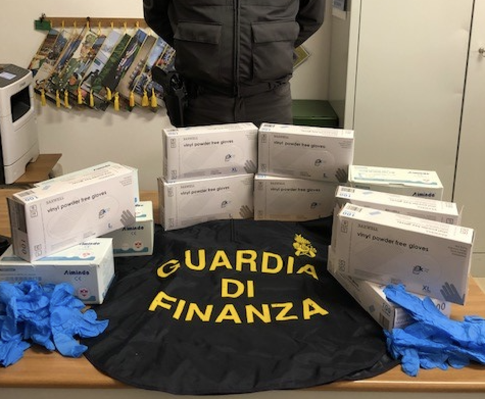 Sequestrati guanti non conformi al Poseidon di Carini