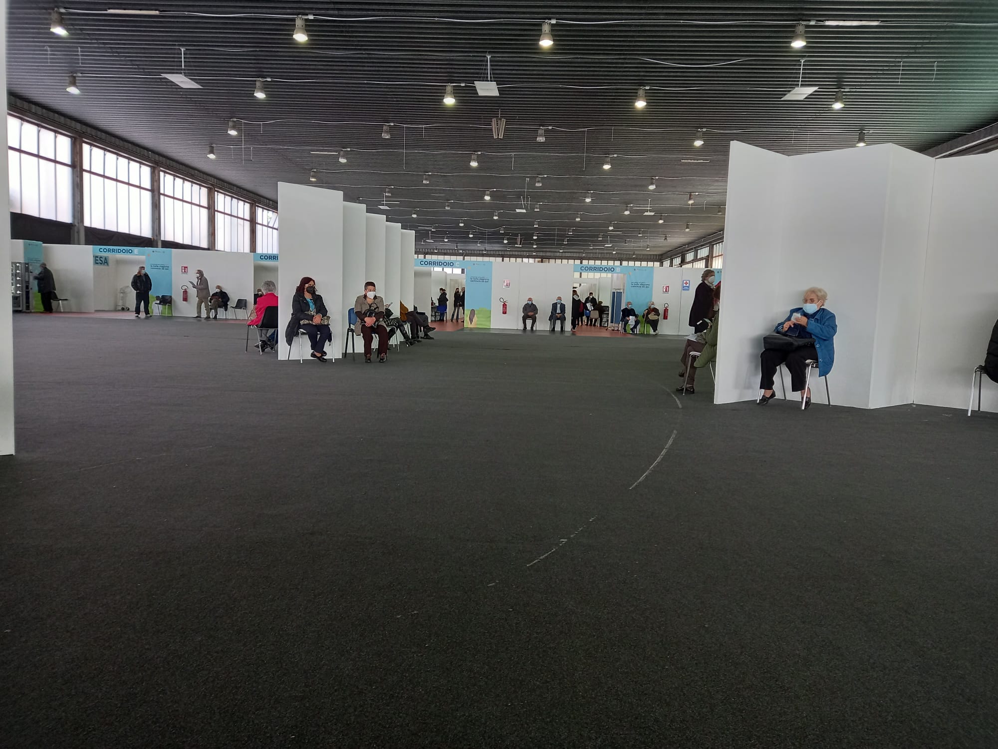 Vaccini in Fiera a Palermo fino a mezzanotte, Costa: “Accelerare”