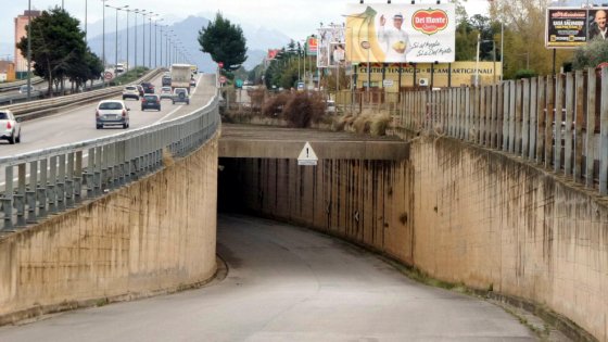 Auto vola giù da un cavalcavia a Palermo, gravi i due giovani a bordo