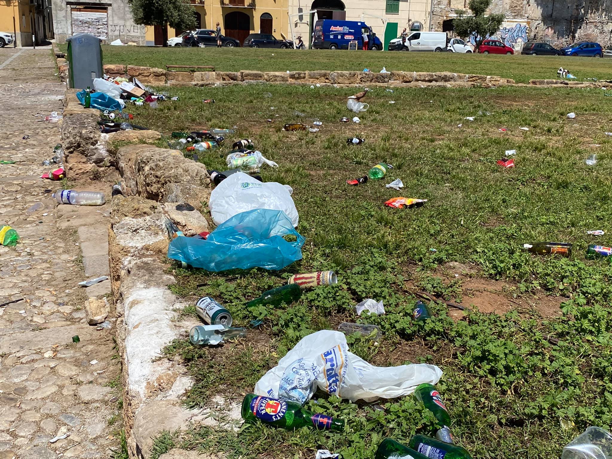 Movida incivile a Palermo: lavaggio delle strade a piazza Magione e zone limitrofe