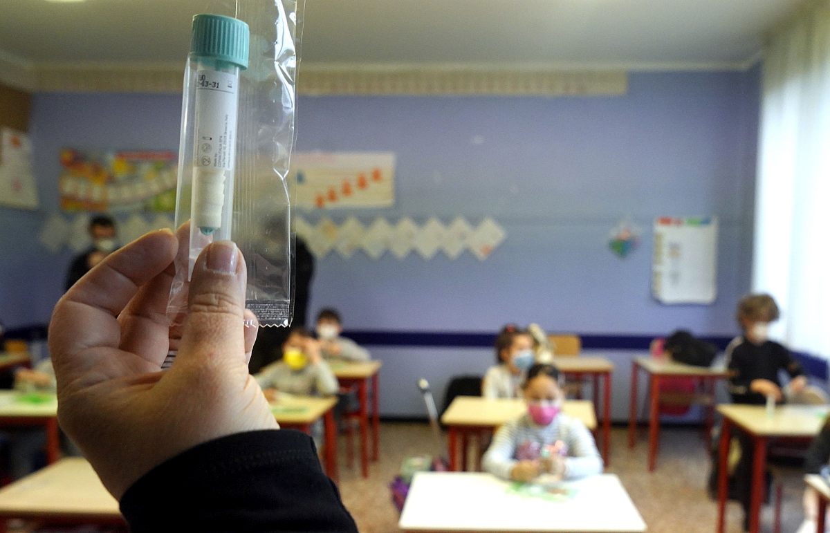 Via libera ai tamponi salivari “Al via gli screening scolastici”