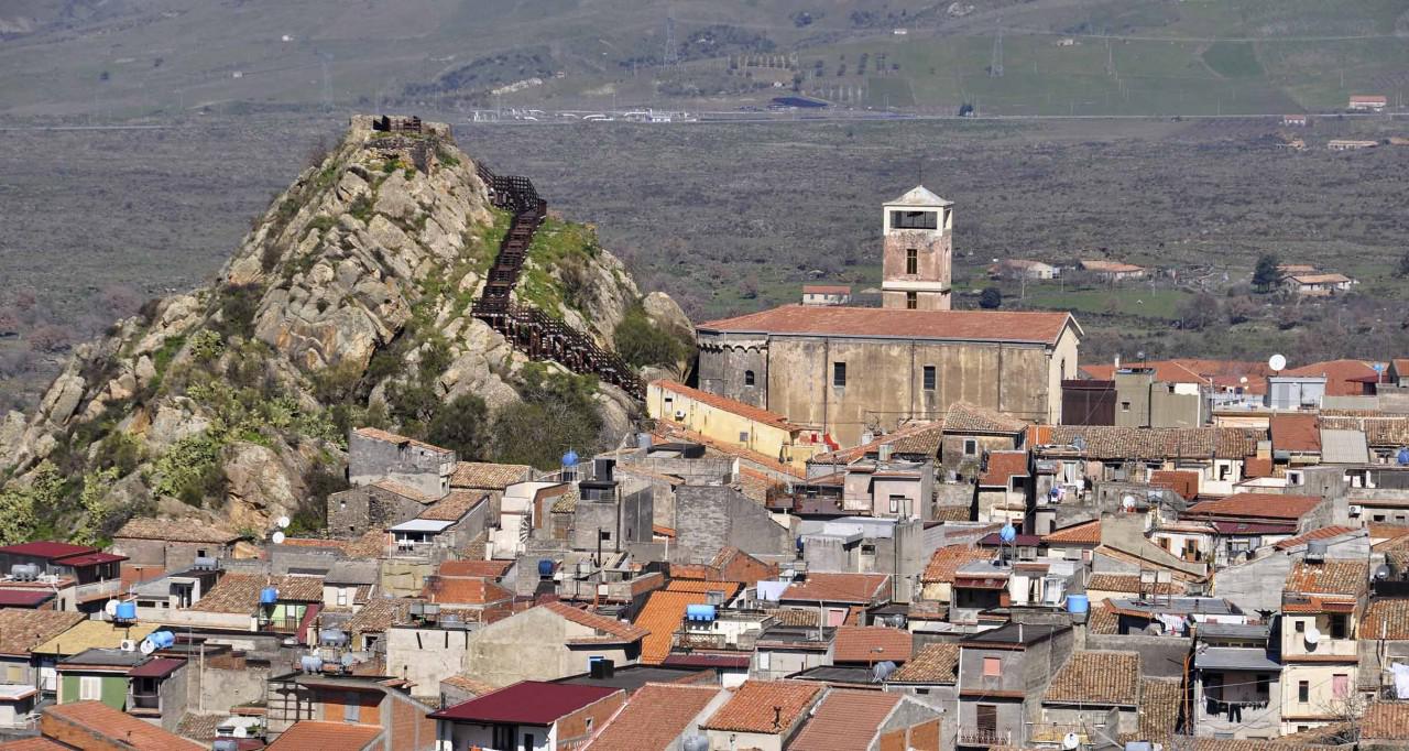Covid, una nuova zona rossa in Sicilia: potenziata la vaccinazione di massa