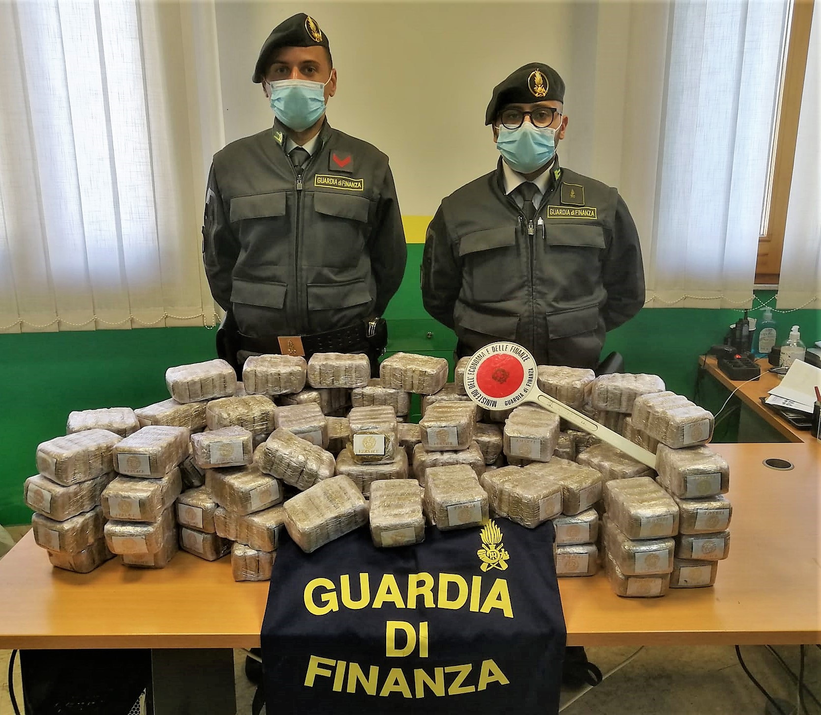 Sequestrati 60kg di hashish al porto di Palermo: un arresto