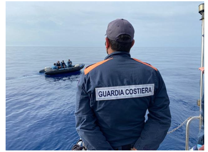 Guardia costiera interviene in una grotta a Ustica per un presunto ordigno