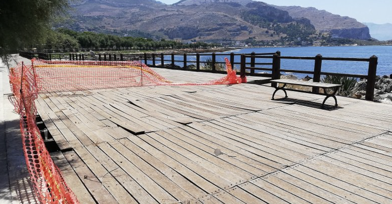 Si rimuove la passerella in legno di Barcarello: trovati i fondi per l’intervento