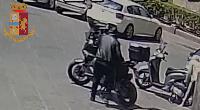 Rubano motorini in pochi minuti, i falchi arrestano un uomo a Catania