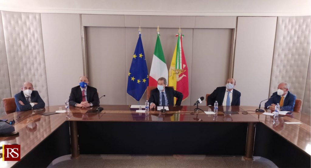 Musumeci: “Da domani vaccini ai cinquantenni e nelle isole minori”