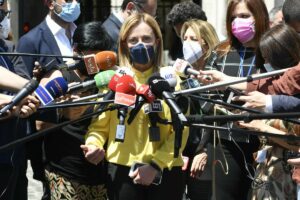 ROMA (ITALPRESS) - Giorgia Meloni, reduce dall'incontro faccia a faccia con il premier Draghi, ha...