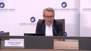 ROMA (ITALPRESS) - "Sì", sarebbe meglio vietare il vaccino AstraZeneca anche agli over 60, "ed è...