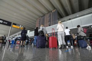 ROMA (ITALPRESS) - Un italiano su due ha intenzione di andare in vacanza, limitata l'influenza del...