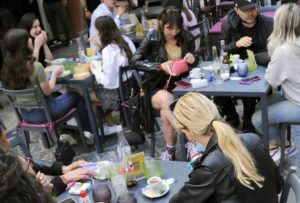 ROMA (ITALPRESS) - Da lunedì Italia tutta in zona bianca tranne la Valle d'Aosta che resta gialla...