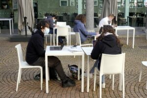 MILANO (ITALPRESS) - 3650 personal computer e 200 tablet dotati di requisiti tecnici e...