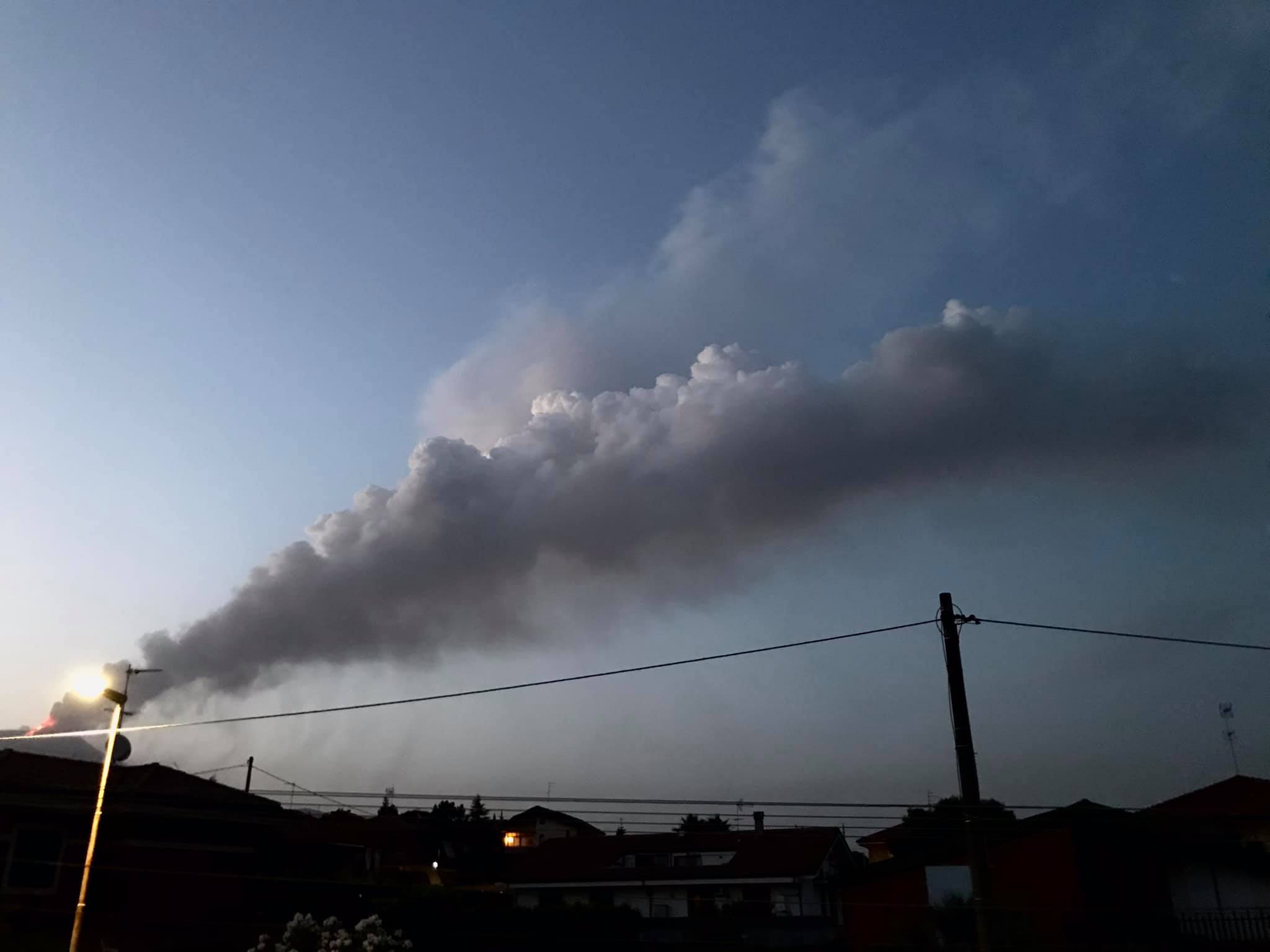 L’Etna non si ferma, fontane di lava da tre bocche e nube alta 10 Km