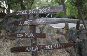 Grandi spazi verdi, attrazioni per tutte le generazioni, area pic-nic, un bar per gli aperitivi...