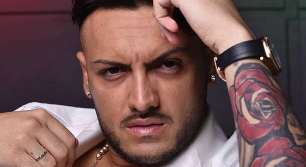 Cantante De Martino “richiamato” formalmente dal Questore
