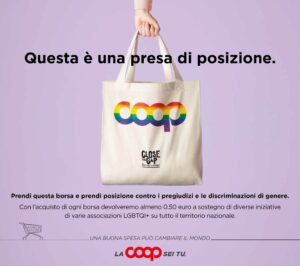 Una shopper in cotone sulla quale il classico logo Coop abbandona il suo colore rosso, per assumere...