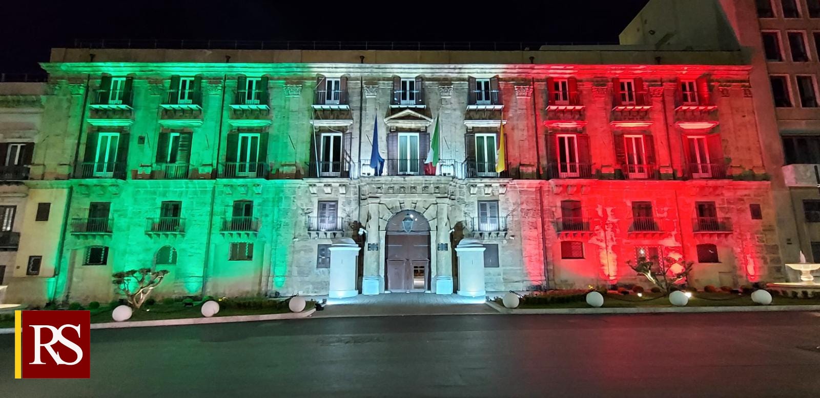 2 giugno: il Tricolore sulla facciata di Palazzo Orleans