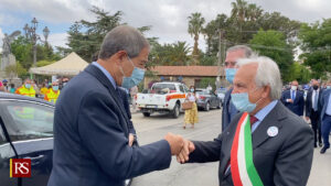 L’applauso dei bimbi delle elementari ha salutato stamane l’arrivo del presidente della Regione...