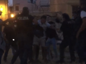 “Ieri sera a Palermo un poliziotto è stato colpito con una bottigliata in testa che poteva...