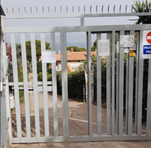 Erano diverse le segnalazioni arrivate in Comune per la chiusura dell'accesso  al mare alla Baia dei...