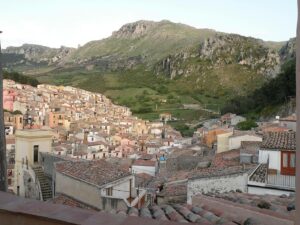 Una nuova "zona rossa" in Sicilia, a Gratteri, in provincia di Palermo. Lo prevede un’ordinanza...