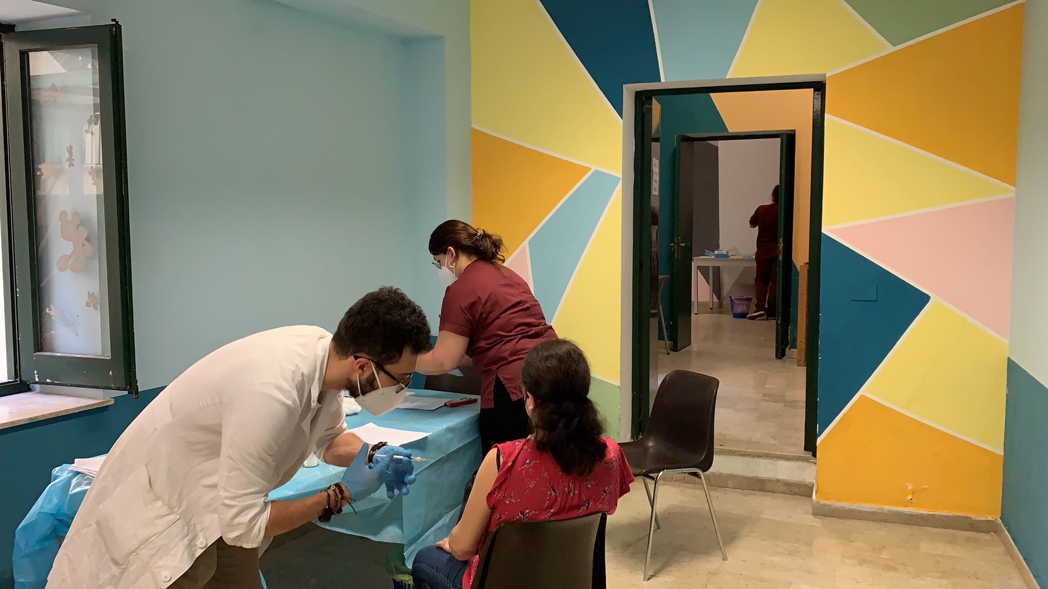 Accanto agli ultimi all’Albergheria, circa 100 vaccinati