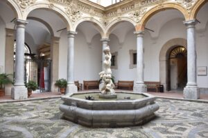 Vaccinarsi tra statue, sarcofagi e altre meraviglie dell’antichità. Al Museo Salinas di Palermo...
