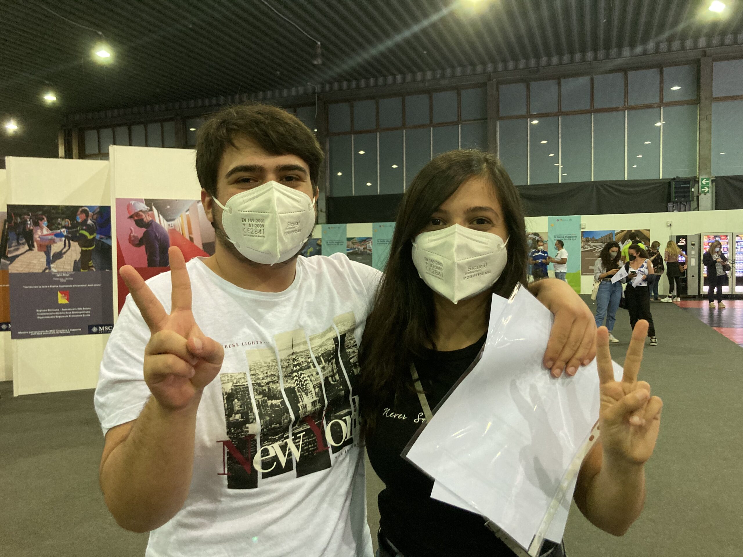 Marco e Martina, grandi e vaccinati 16 e 17 anni, ieri sera si sono immunizzati