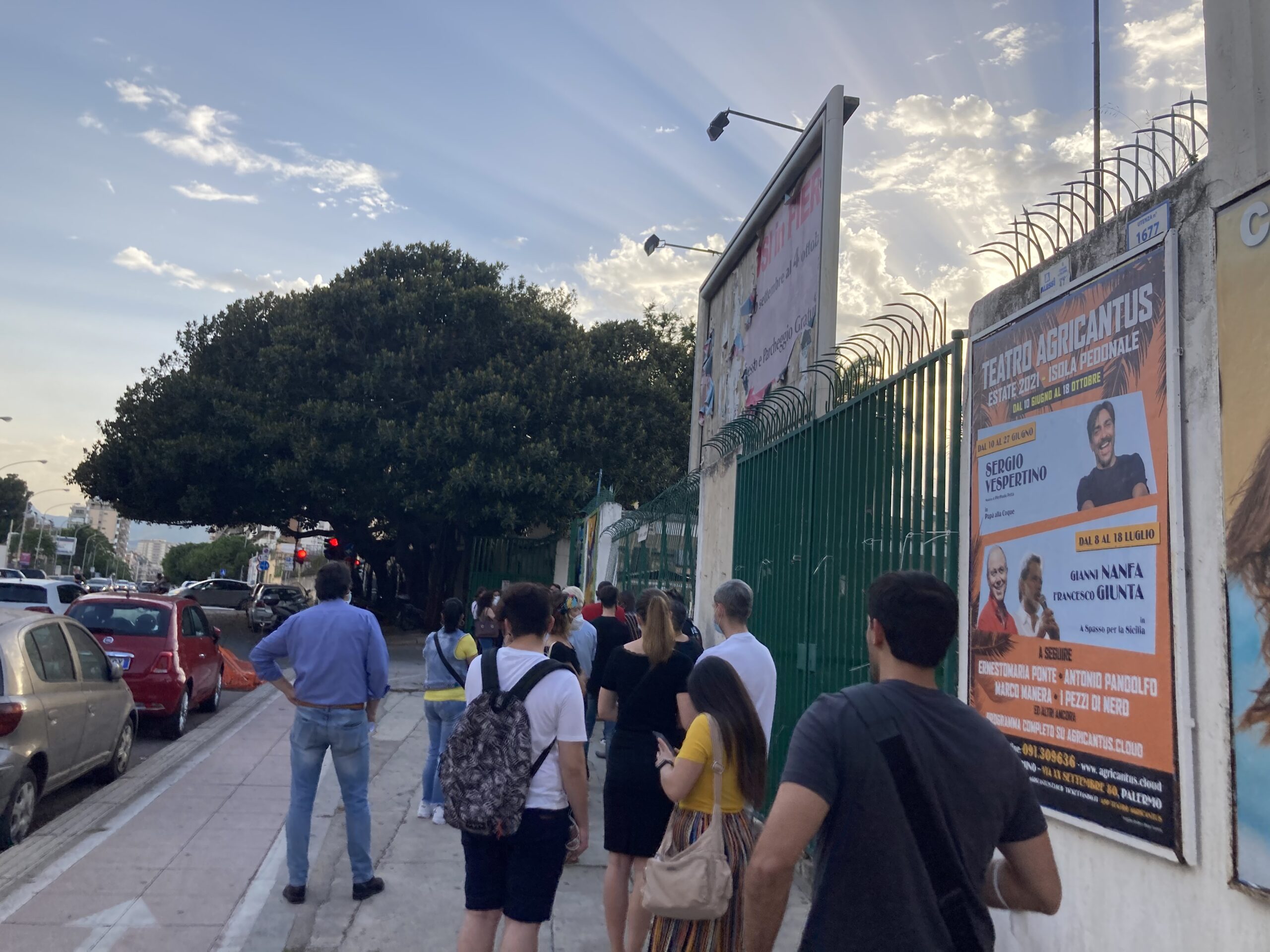 La carica dei giovani per ricevere il vaccino, il virus arretra in Sicilia