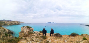  Insieme chitarra e violoncello e poi musica al tramonto sugli scogli nelle tre isole Egadi da poter...