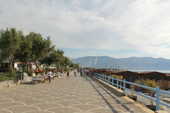 Rissa violenta con calci e pugni sul lungomare di Capaci