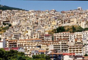 Due nuove "zone rosse", una proroga e una revoca in Sicilia. Lo dispone un'ordinanza del presidente...