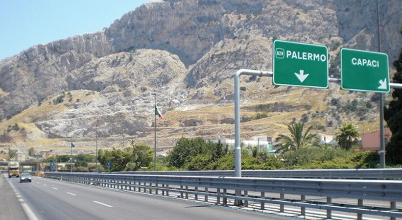 Attraversa svincolo autostradale di Capaci a piedi, grave un 48enne