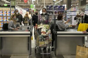 ROMA (ITALPRESS) - A maggio 2021 l'Istat stima una lieve crescita su base mensile per le vendite al...