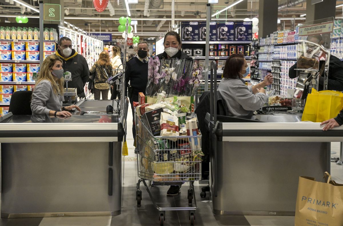 A maggio vendite al dettaglio in lieve crescita