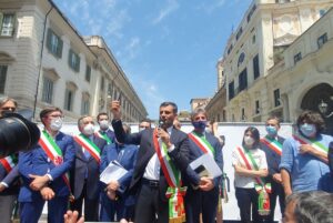 ROMA (ITALPRESS) - Con l'hashtag "#dignitàperisindaci" i sindaci di tutta Italia sono scesi in...